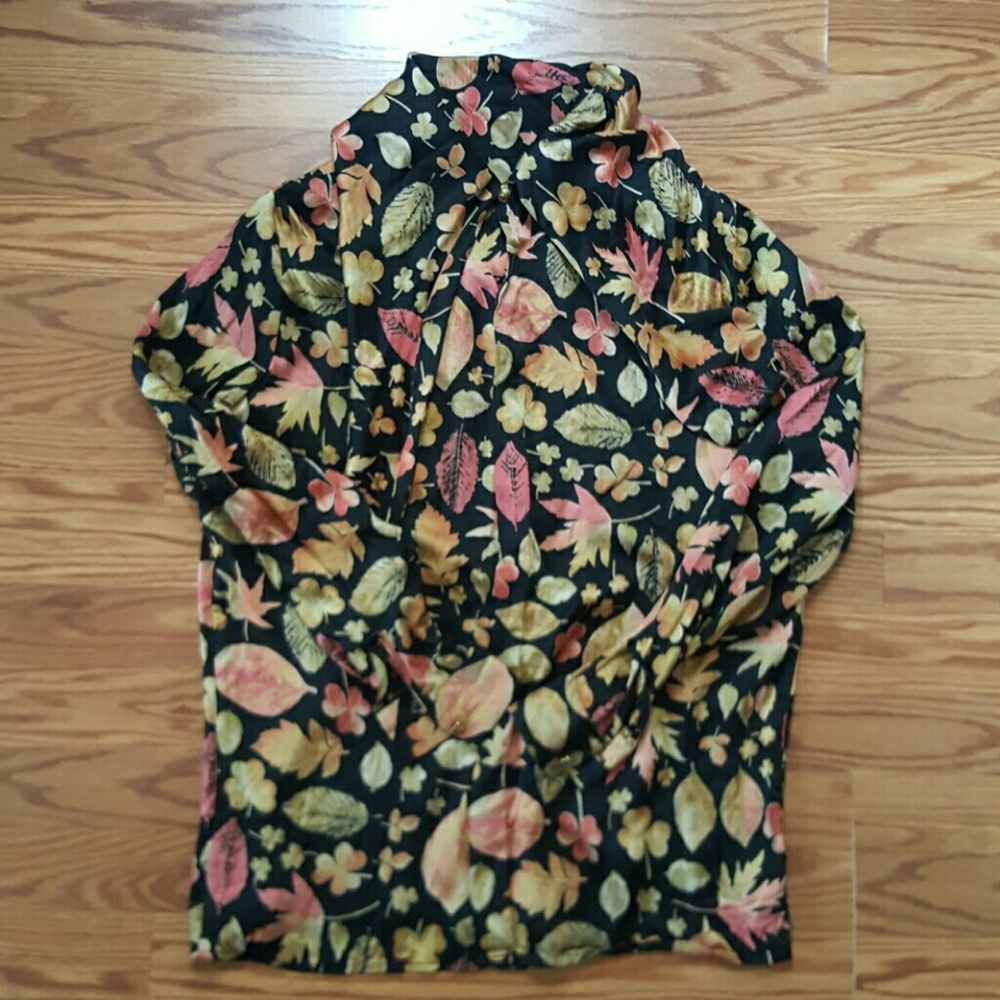 Beautiful leave print blouse!!